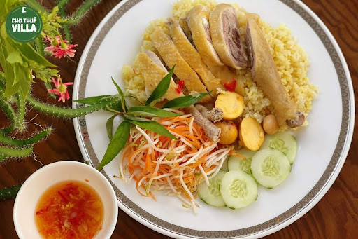 Cơm gà Nha Trang hương vị béo ngậy và màu sắc vàng óng ánh hấp dẫn