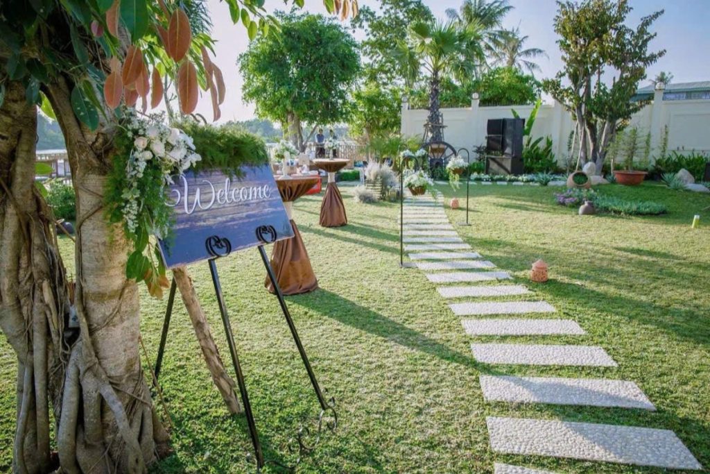 Nếu có trang trí, hãy liên hệ với Phú Quý để được tư vấn và hỗ trợ triển khai